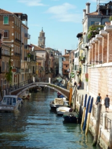 水の都ヴェネツィアの風景に溶け込むゴンドラの魅力(イタリア)
