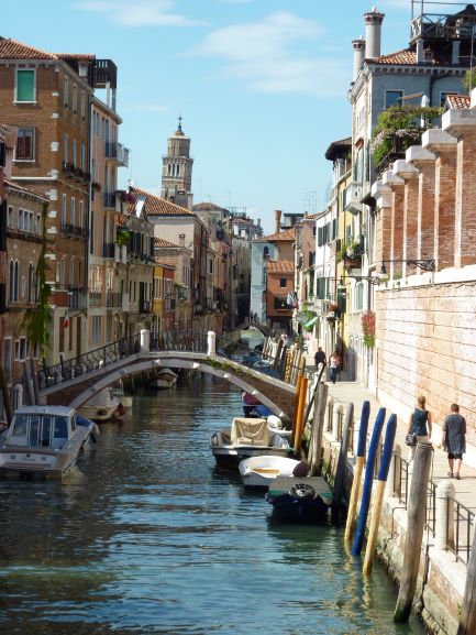 水の都ヴェネツィアの風景に溶け込むゴンドラの魅力(イタリア