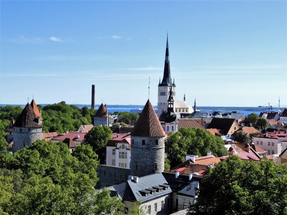 エストニアでおとぎ世界体験 中世の街並み残るタリン旧市街