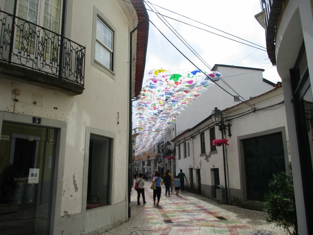 フォトジェニックな絶景 アゲダの傘祭り ポルトガル Voyage 世界見聞録