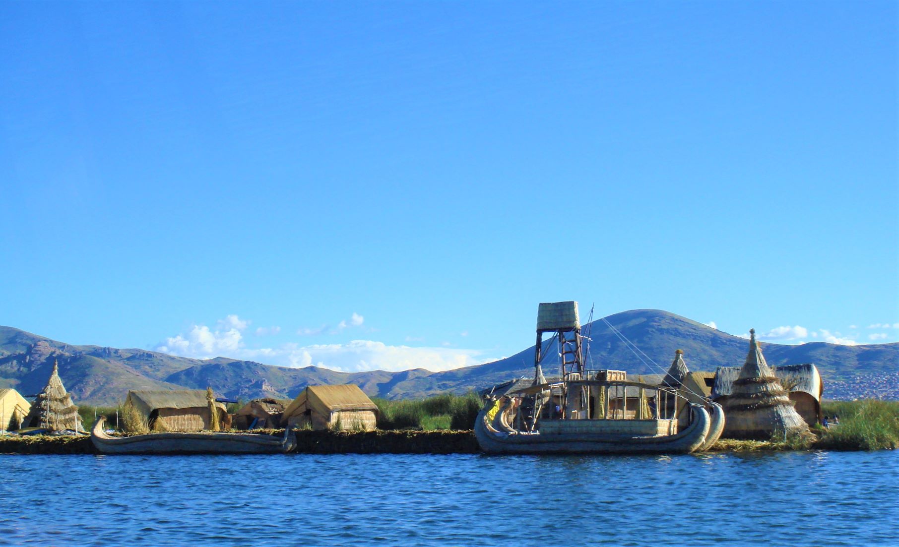 天空の湖に浮かぶ伝統の船 チチカカ湖とトトラ ペルー Voyage 世界見聞録