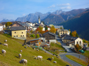 絵本の世界へ！アルプスの牧歌的風景の生きる美しい村グアルダ（スイス）