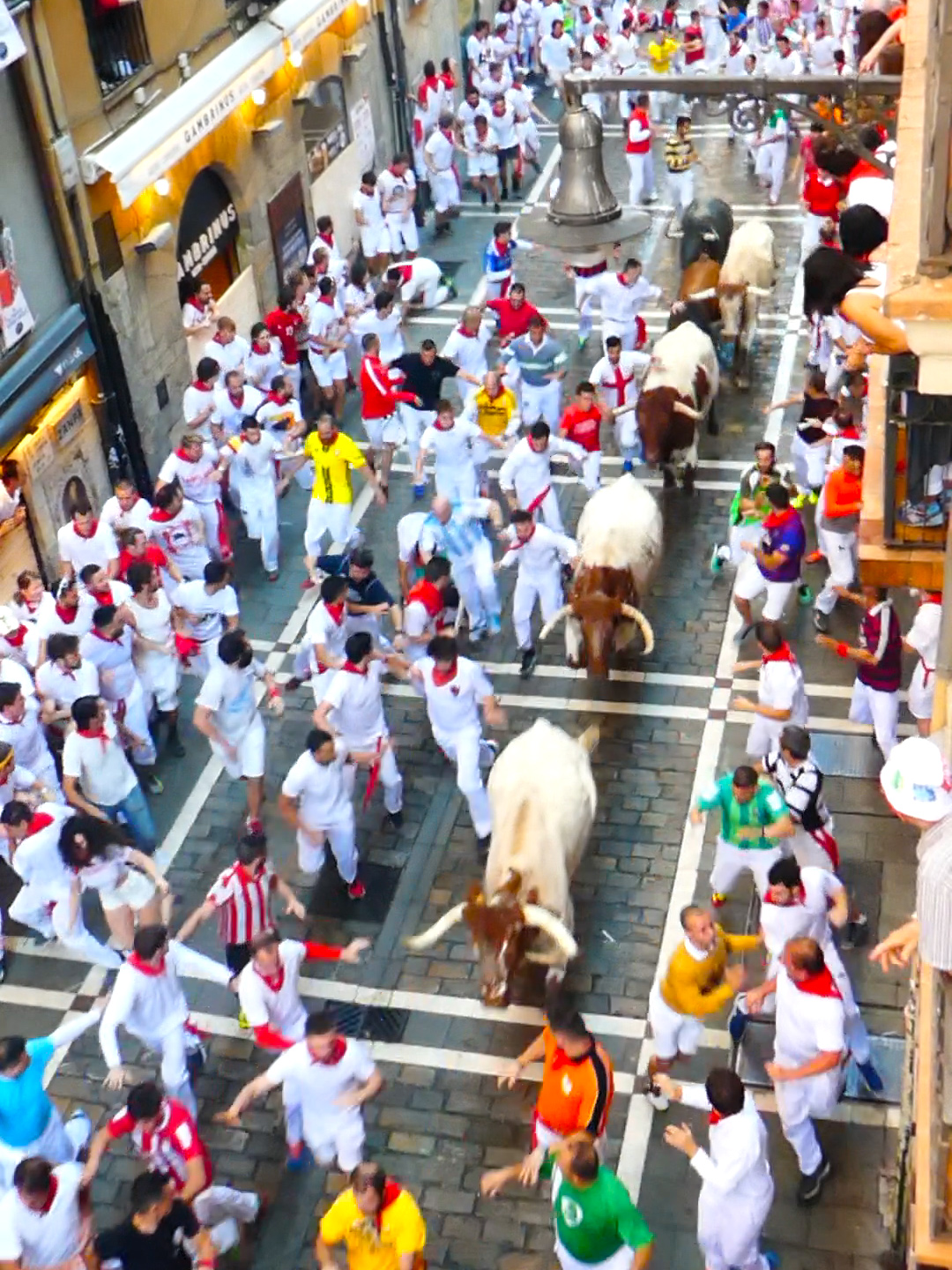スペイン三大祭りのひとつ、パンプローナ・熱狂的な牛追い祭り