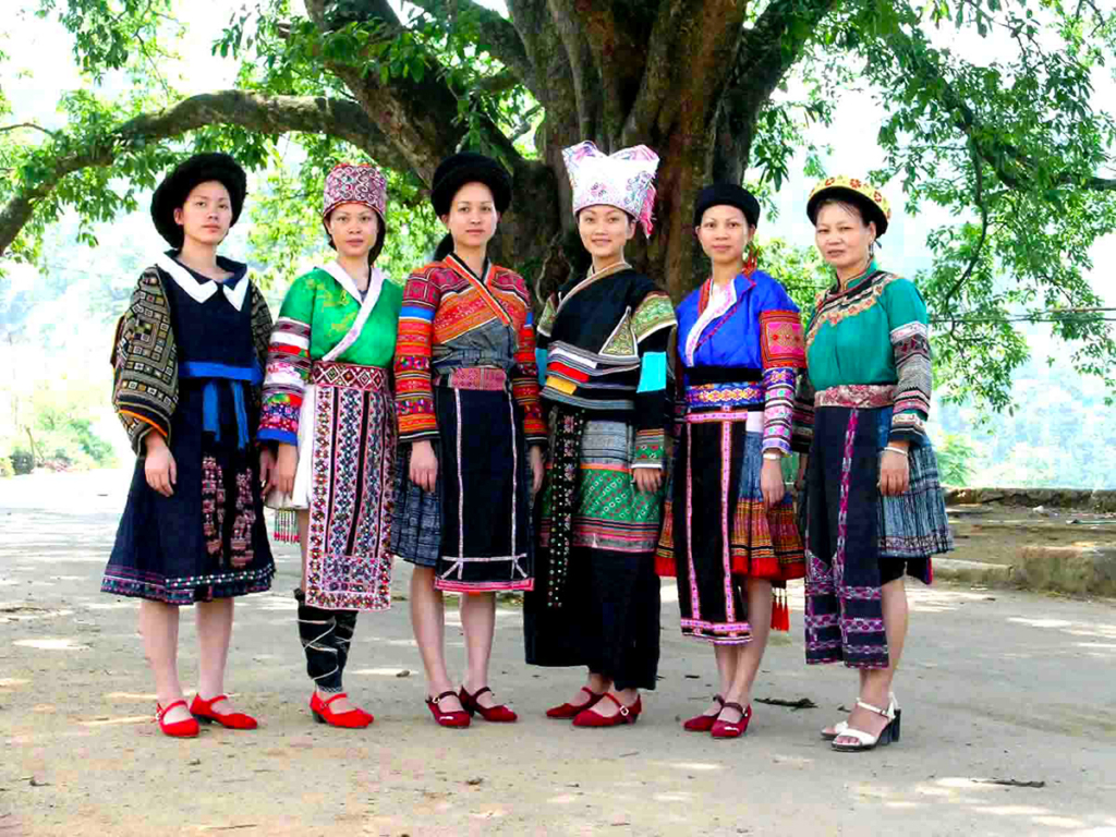 送料無料お得少数民族衣装　刺繍　スカート　中国国境 スカート
