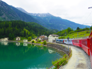 アルプスの絶景とスイス鉄道の伝統を旅する憧れのベルニナ急行