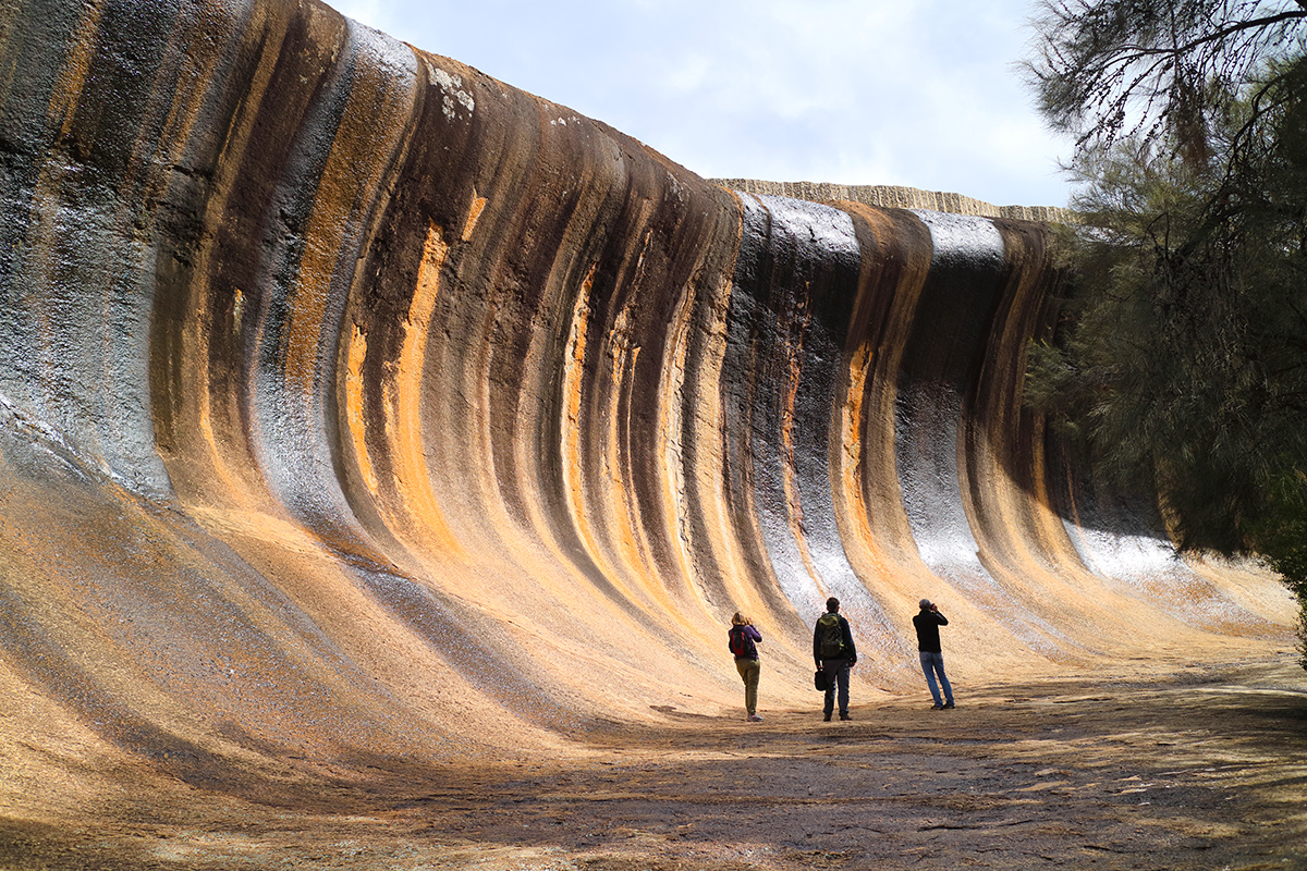 思わず波乗りしたくなる？！巨大な奇岩、ウェーブロック