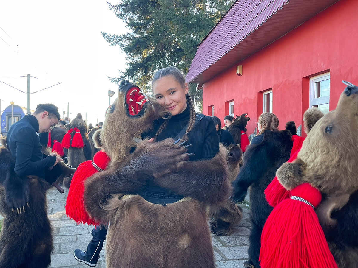 驚異の祭典、ルーマニアのクマ(熊)祭り、ベアダンスフェスティバル – VOYAGE -世界見聞録-